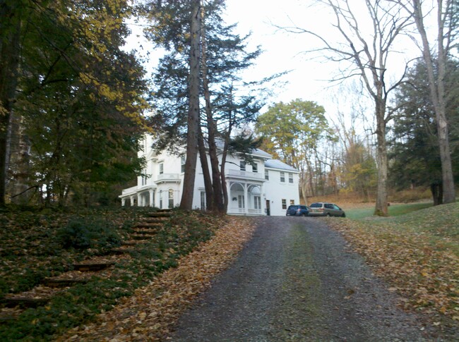 driveway and parking - 3 Cherry Hl House