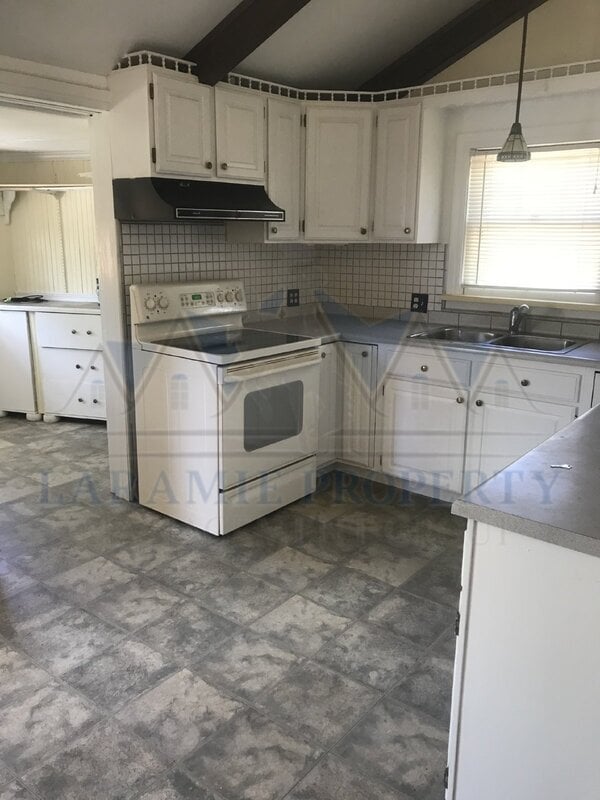 Photo - 911 E Steele St