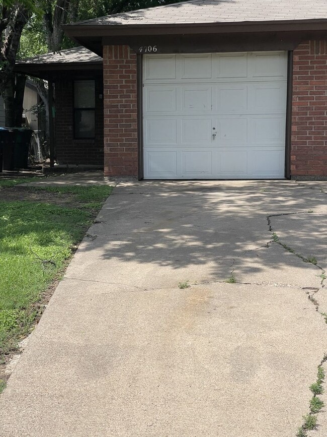 Building Photo - Nice Duplex with small yard and garage!