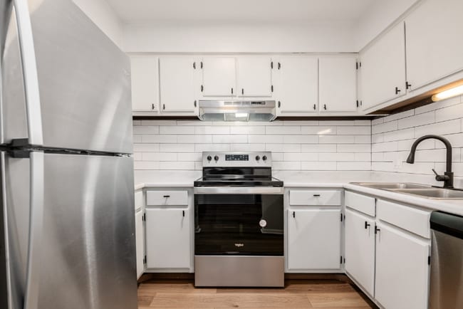 Building Photo - 4443 Mobile Dr