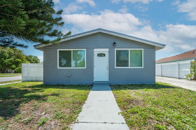 Building Photo - 602 NW 1st St Rental