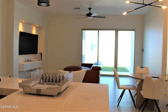 Photo - 233 Farnborough St