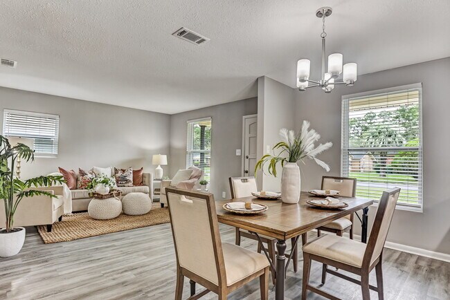 Photo - 2212 N Parkwood Dr