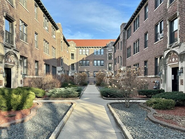 Building Photo - 1326 Oak Ave