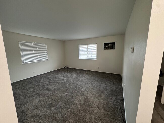 Photo - 825 W Thomas L Pkwy