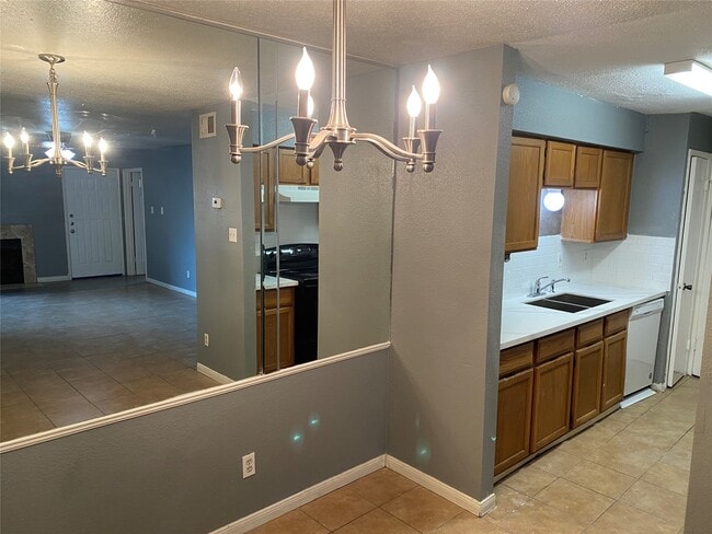 Building Photo - 9700 Leawood Blvd Unit 205