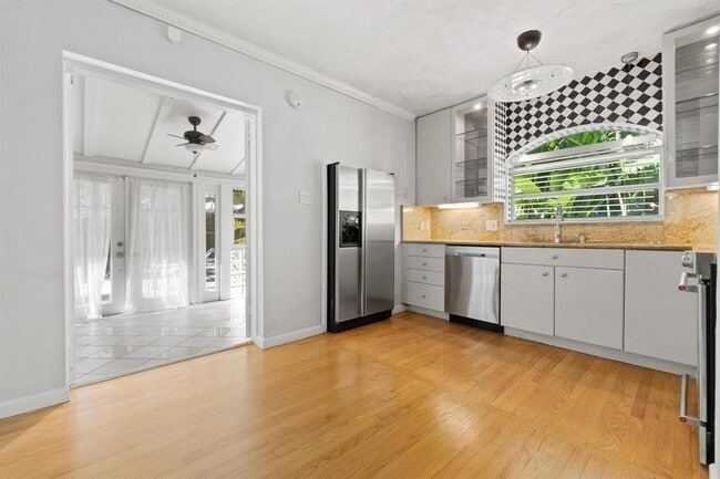 Photo - 609 NE 9th Ave