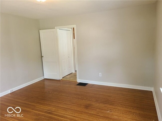 Photo - 5838 Rosslyn Ave