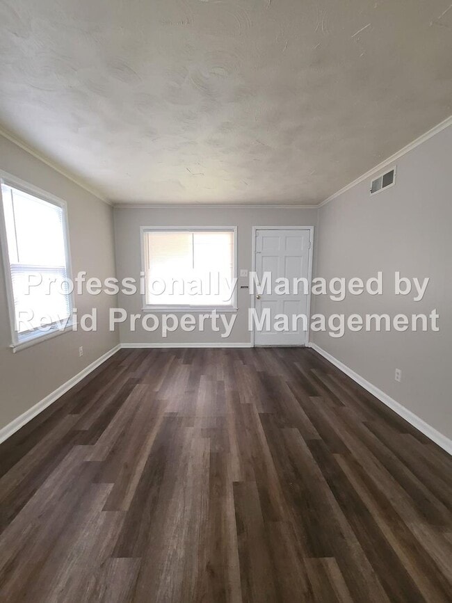 Photo - 744 Lester St