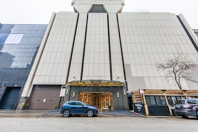 Building Photo - 111 E Chestnut St Unit 40D