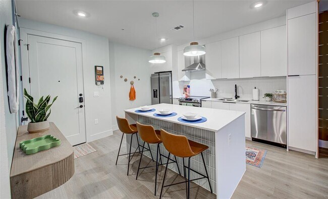 Photo - 1701 Simond Ave Ave Unidad 436