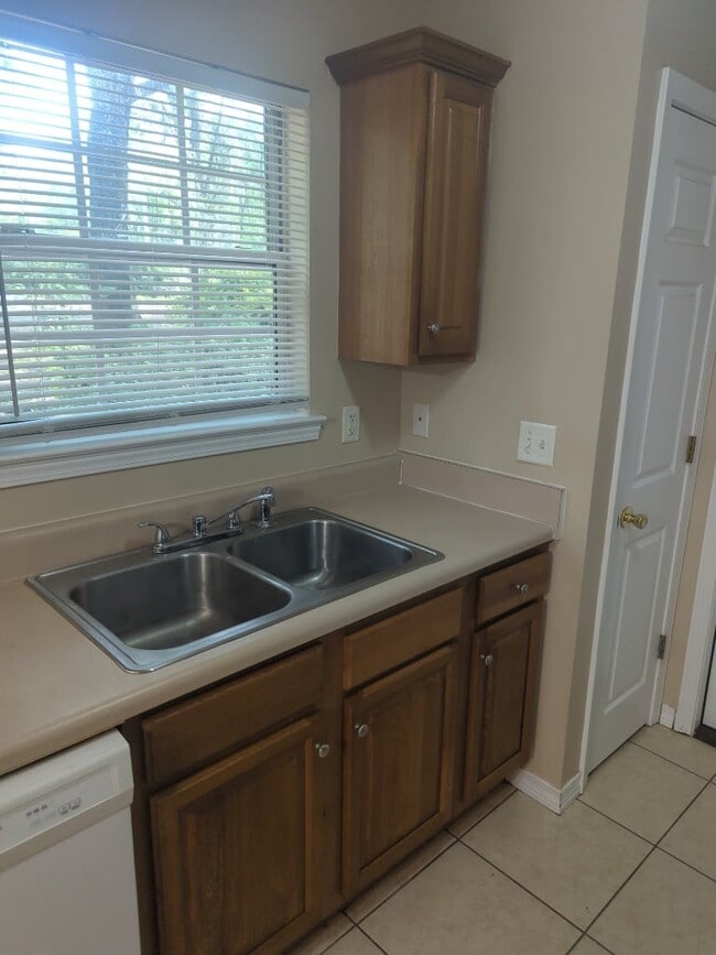Photo - 2560 Kingston Rd