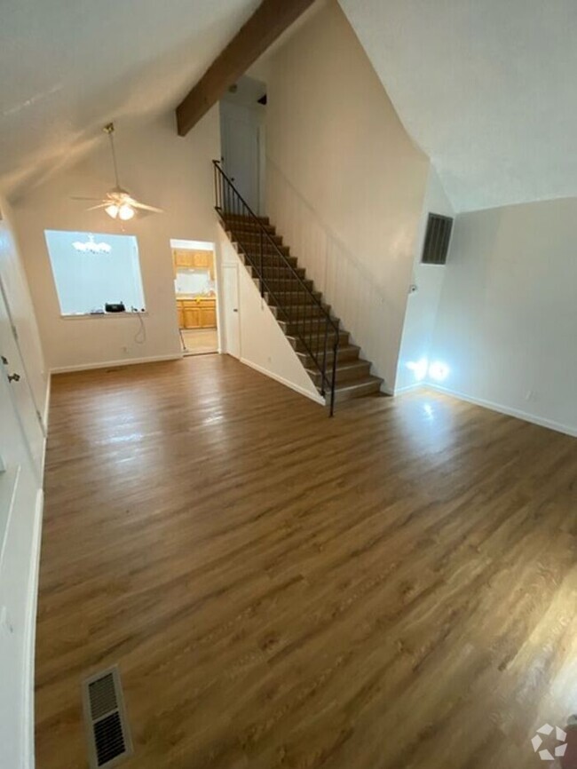 Building Photo - Spacious 3 Bedroom Townhouse in Sparks