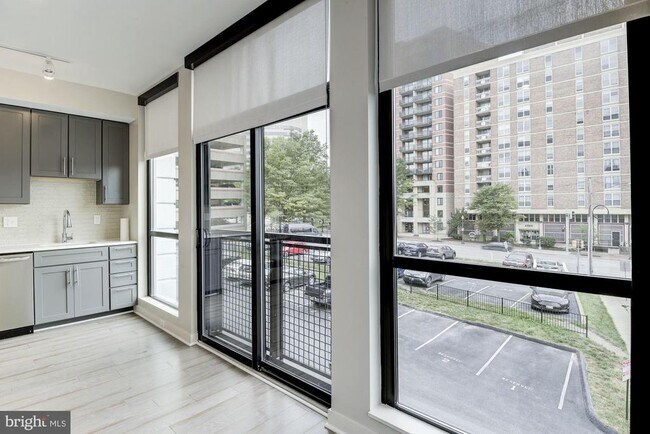 Photo - 1320 Fenwick Ln Unit 202