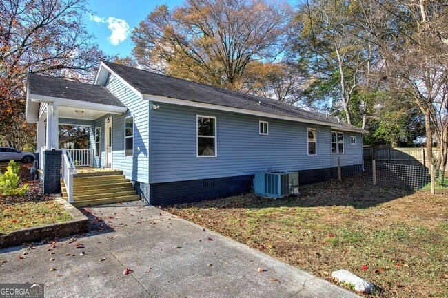 Photo - 415 E 10th St