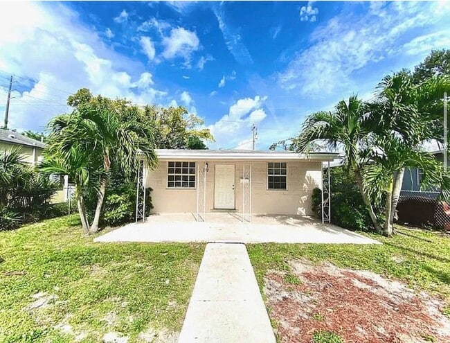 Building Photo - 212 SW 2nd Terrace