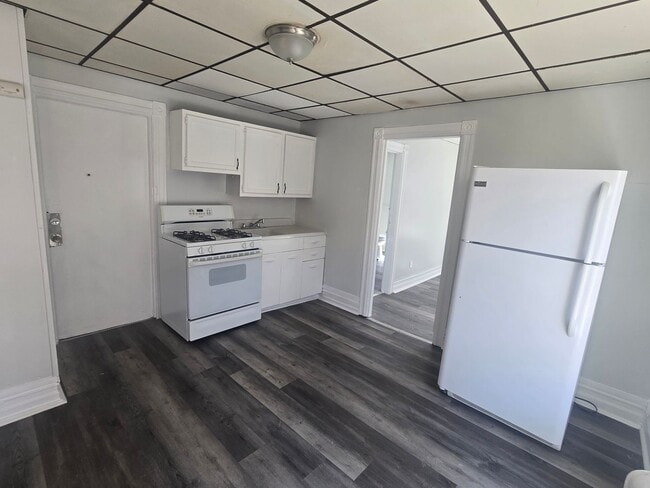 Building Photo - 450-452 W Maple St Unit 1