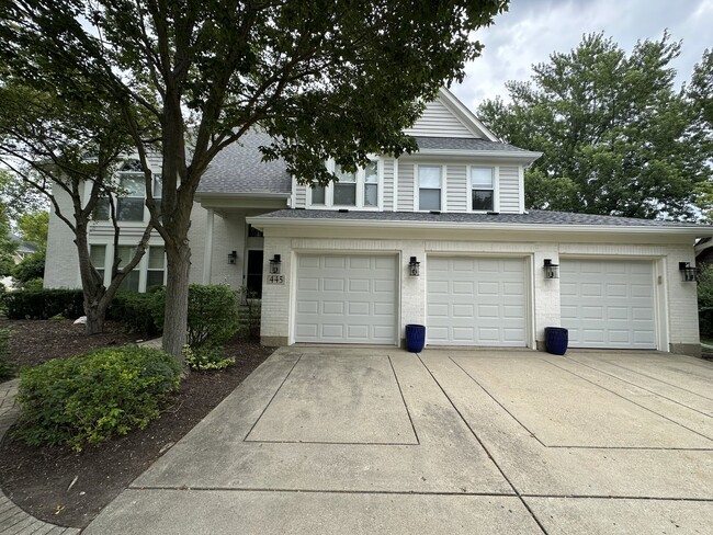 Building Photo - 445 Blue Ash Dr