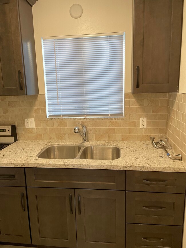 Photo - 114 W B St