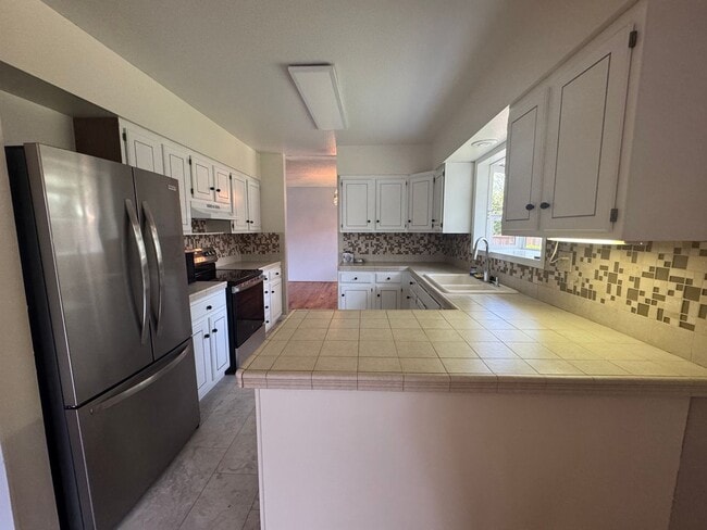 Building Photo - 3 bed 2 bath house with 2 car garage in great area!