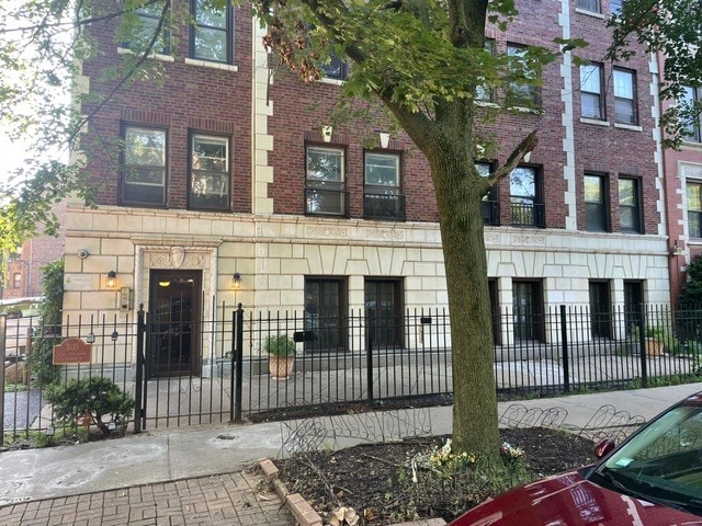 Building Photo - 5135 S Kenwood Ave Unit 505