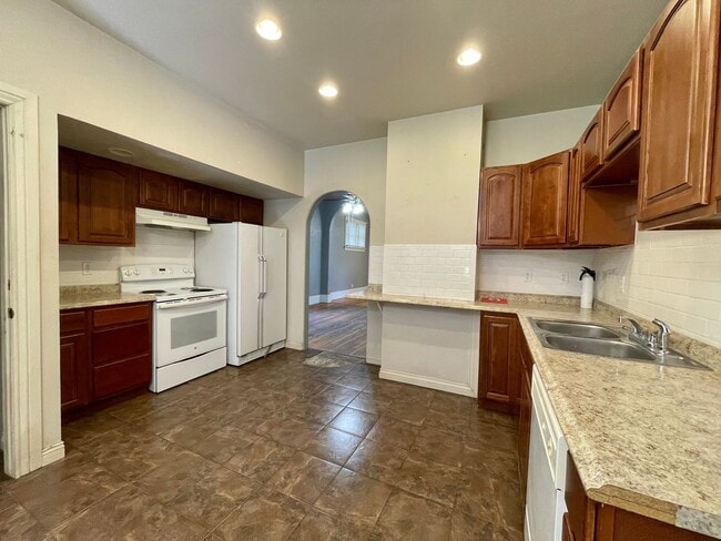 Photo - AVAILABLE NOW! Move-In Special! Half Off F...