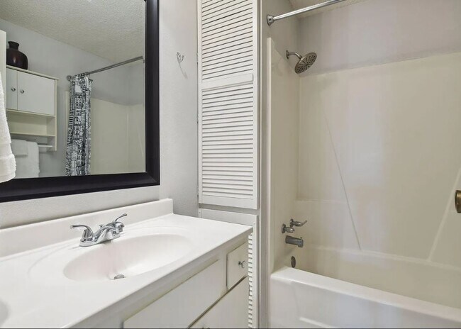 Photo - 2052 12th Ave W