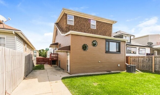 2418 N 75th Ct