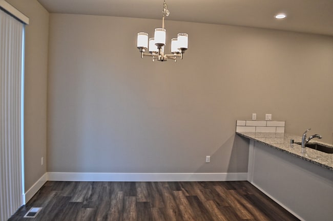 Photo - 6911 Lennon Ln NE