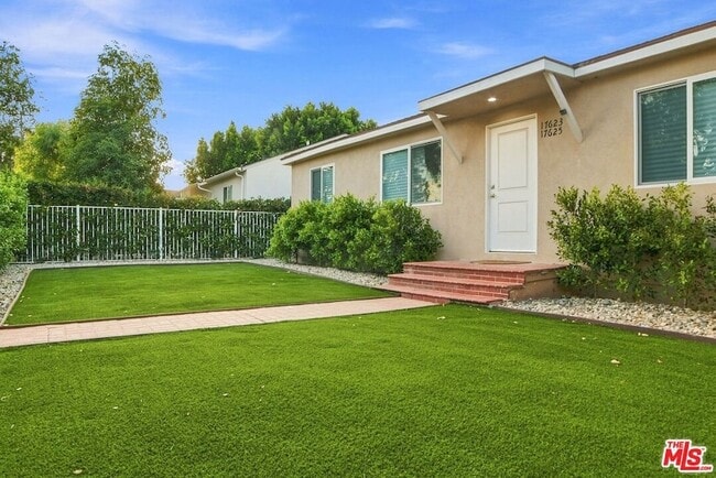 Photo - 17623 Burbank Blvd