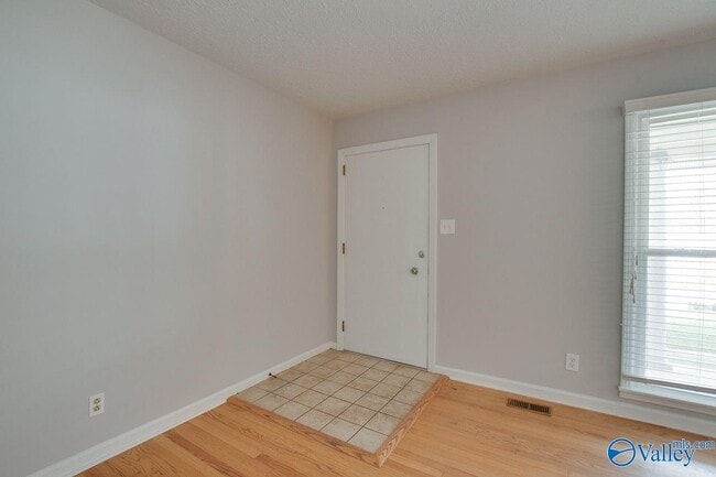 Photo - 2508 Gladstone Dr NE
