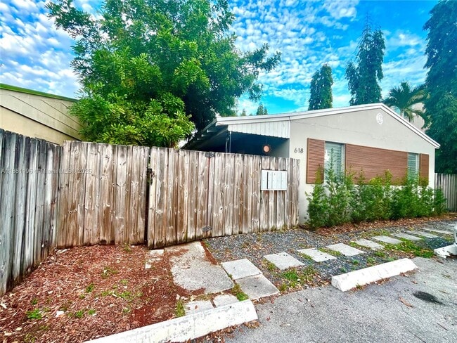 Building Photo - 618 NE 8th Ave Unit 2 Rental