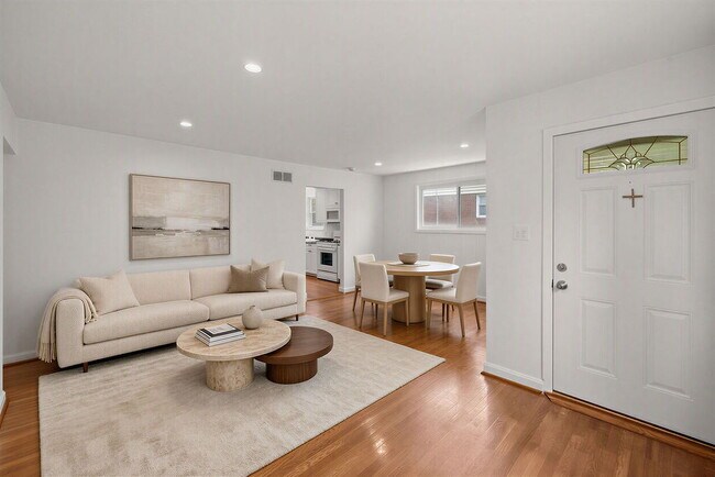 Rare Garage and Steps to Metro 4br  2ba