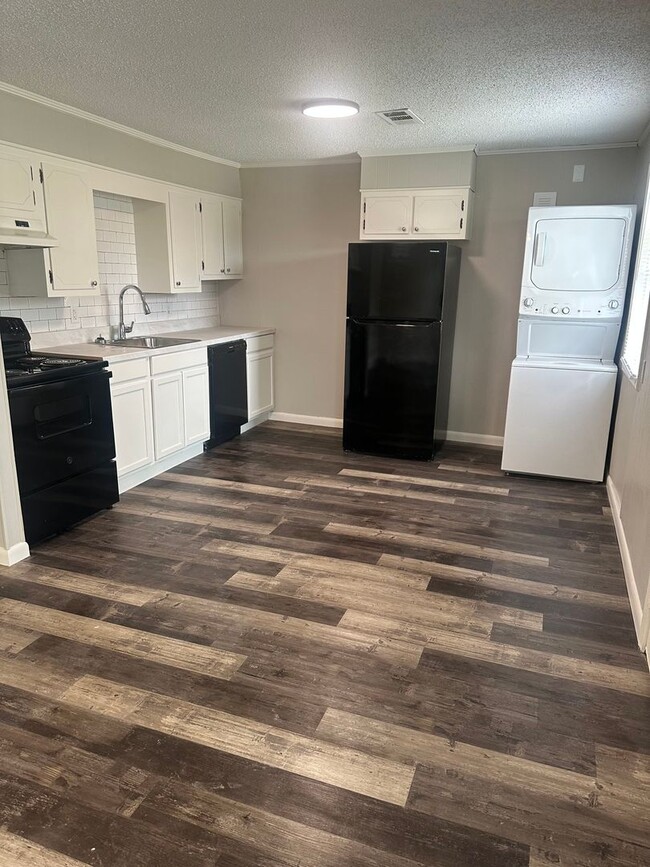 Building Photo - Newly Remodeled 2 Bedroom, 1 Bathroom Triplex Unit 610 #2 Rental