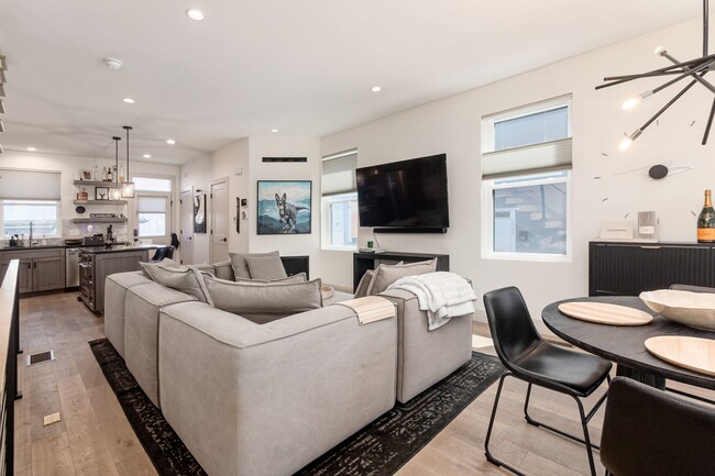 Photo - 1196 Hamlet St