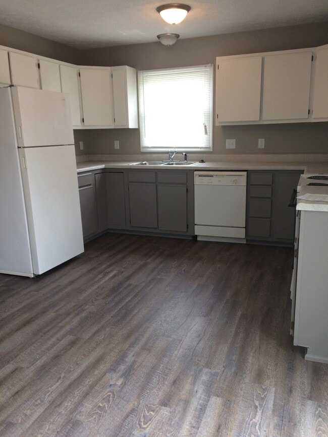 Photo - 3 bedroom, 1.5 bath town home located on B...