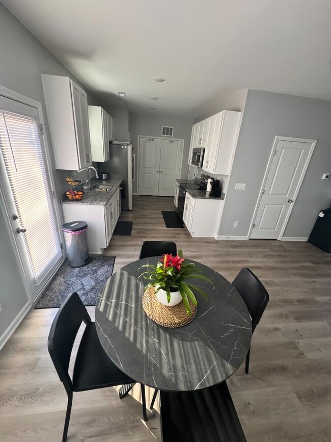 Photo - 2611 Carsten Ave