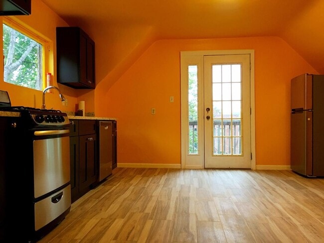 Building Photo - 703 Ivy St Unit 3