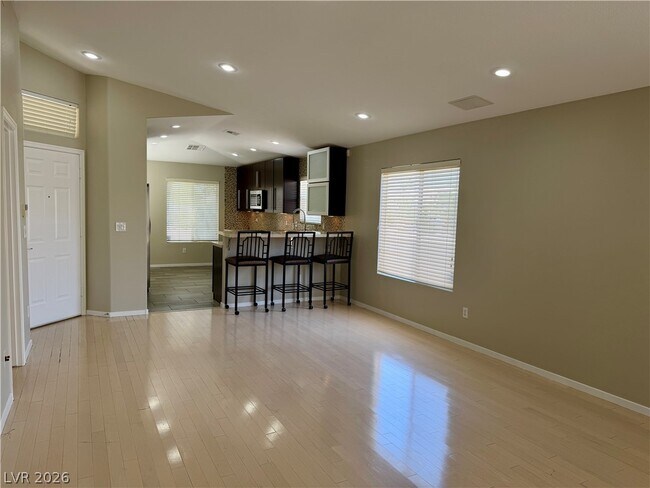 Photo - 276 Heatherstone St