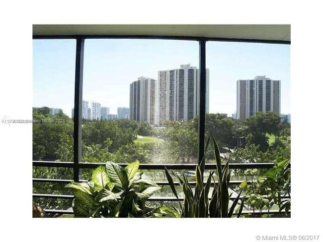 Photo - 20400 W Country Club Dr Unidad 410
