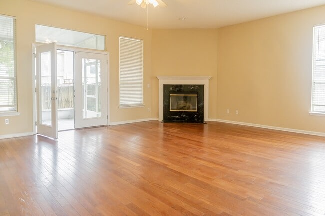 Photo - 433 Brody Cove Trail