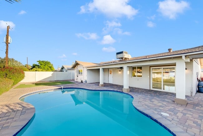 Building Photo - 601 E Laredo St