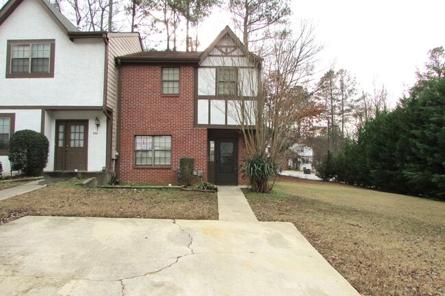 Building Photo - MOVE-IN SPECIAL! End Unit in Main Station with Hardwood Floors and Fireplace