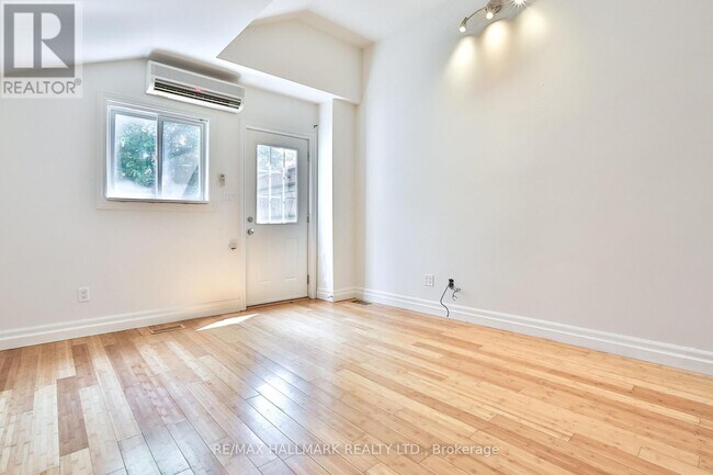 Photo - 559 Parliament St