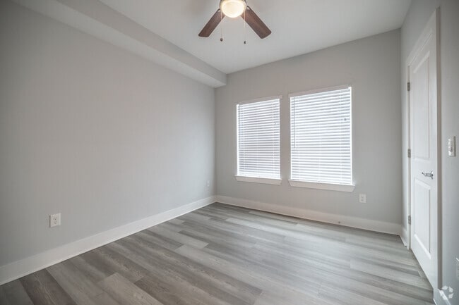 2BR, 2BA - 982SF - Primary Bedroom