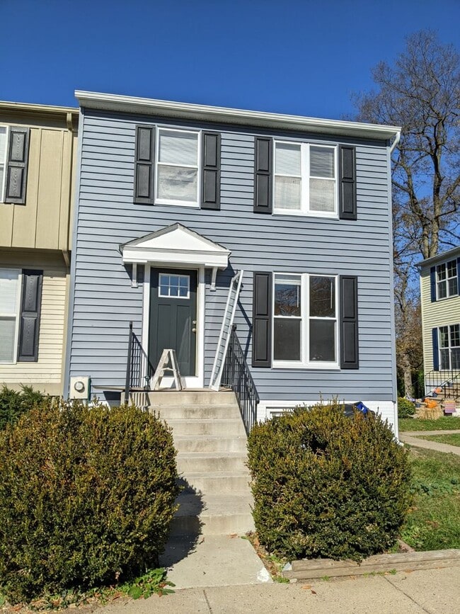 Building Photo - Renovated townhouse in established Frederick neighborhood ready mid February!