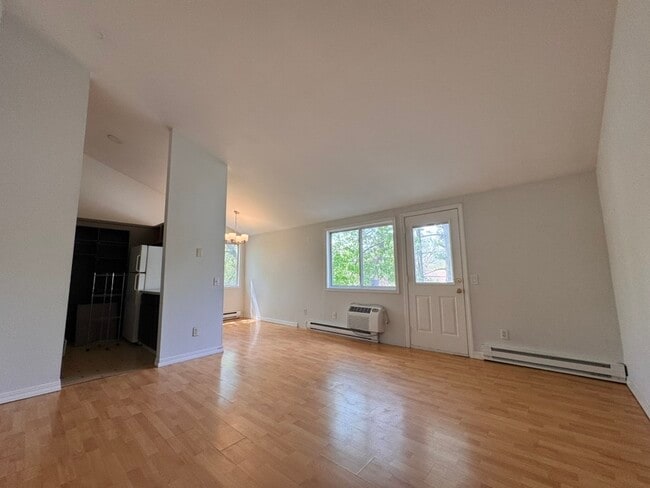 Building Photo - 1230 E Dayton St Unit 4