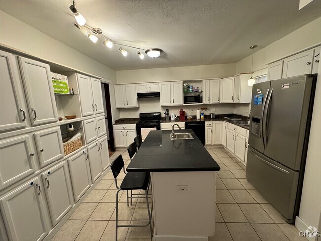 Building Photo - 1036 Lancaster Ave Rental