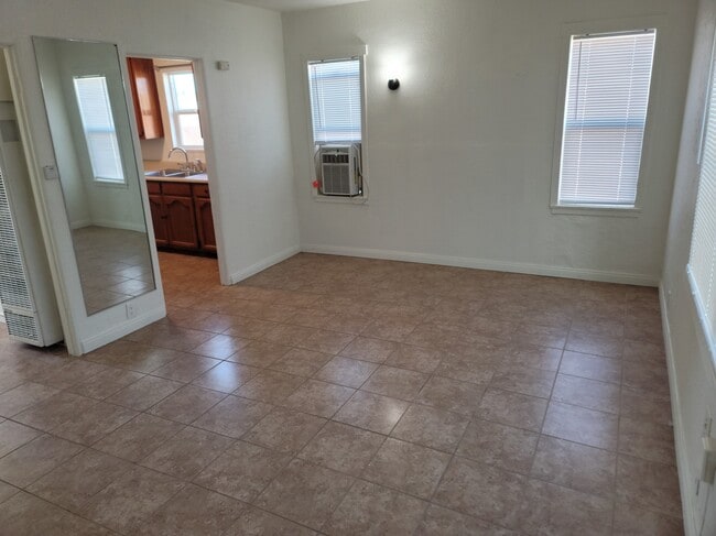 Building Photo - 5521 Hastings St Unit 5521 Rental