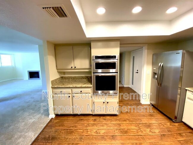 Building Photo - 2420 Torrey Pines Rd Unit B202